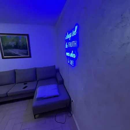 Cozy At Tirana's Center アパート *