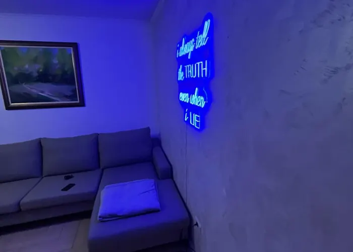 Cozy At Tirana's Center アパート *